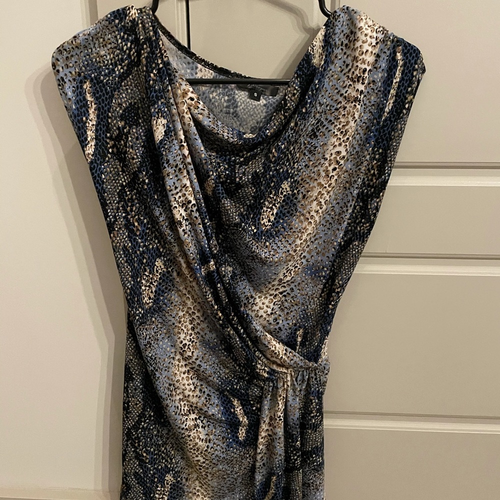 🌸 Super cute multi-colored fitted top. Size S.